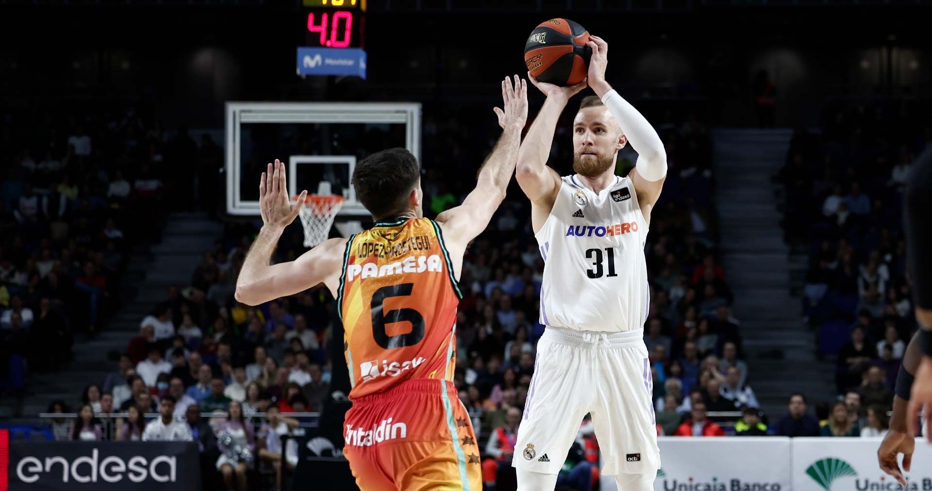 Real Madrid defeat Valencia Basket at WiZink Center | Madridistanews.com