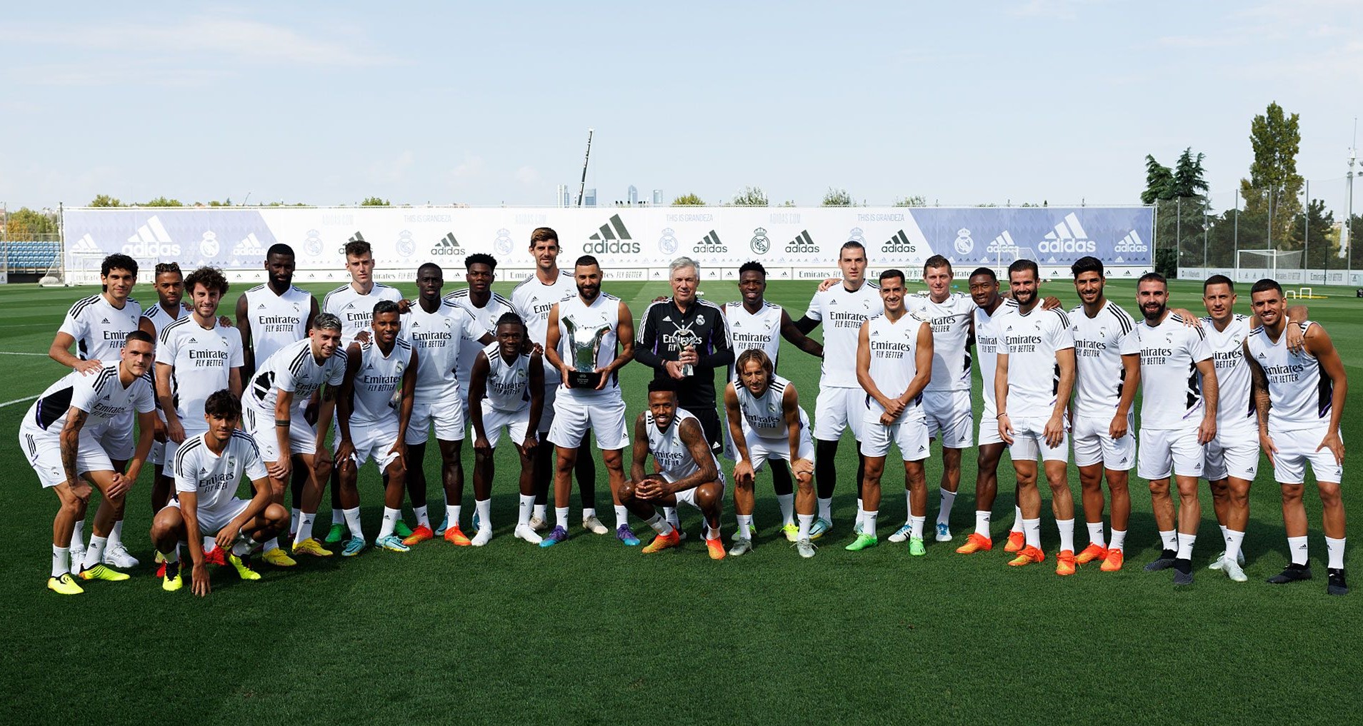 Family picture with the UEFA best player and best coach of the year