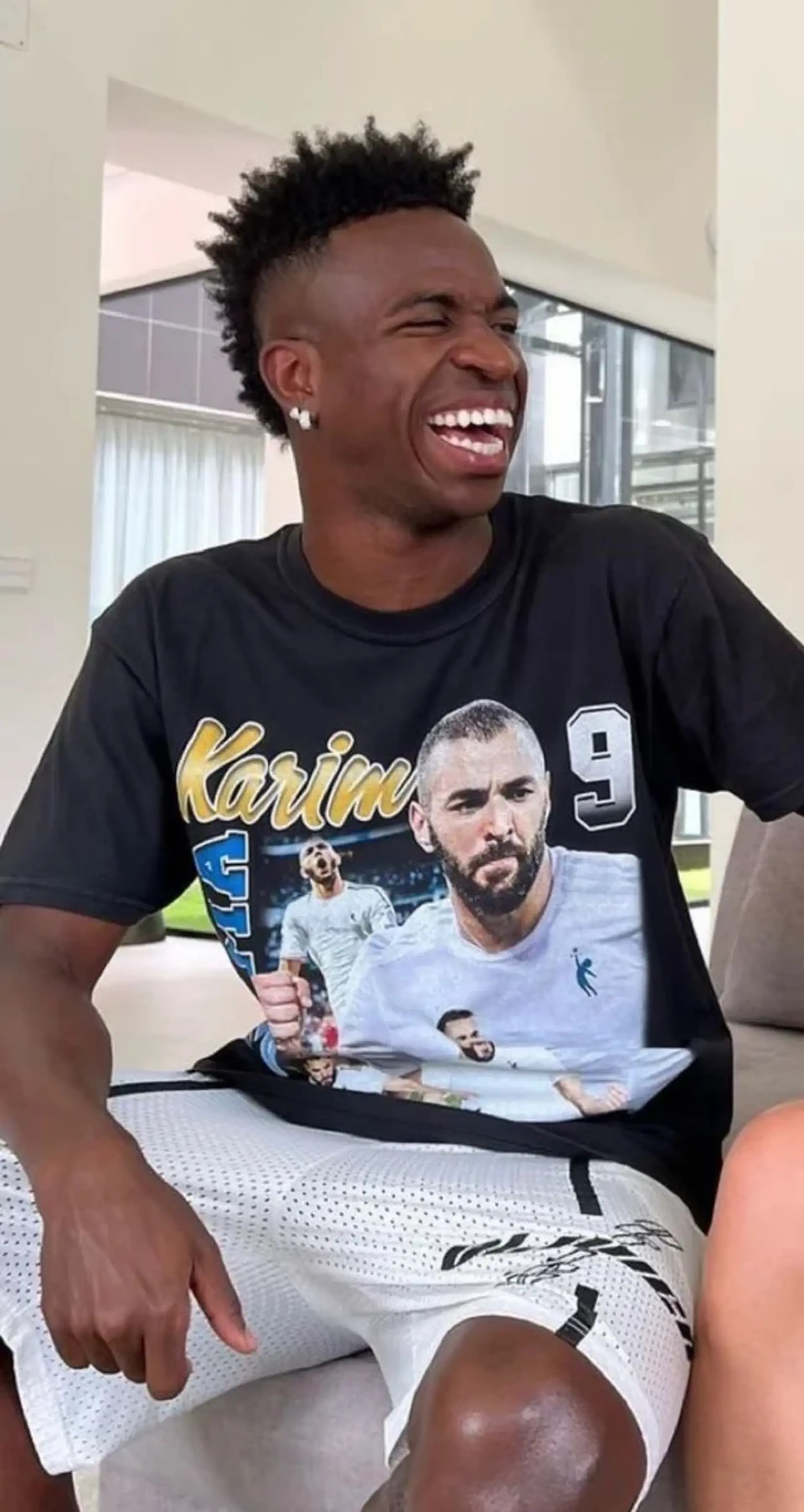 Vinicius Fue Visto Con Una Camiseta Gráfica Con La Cara De Benzema ...